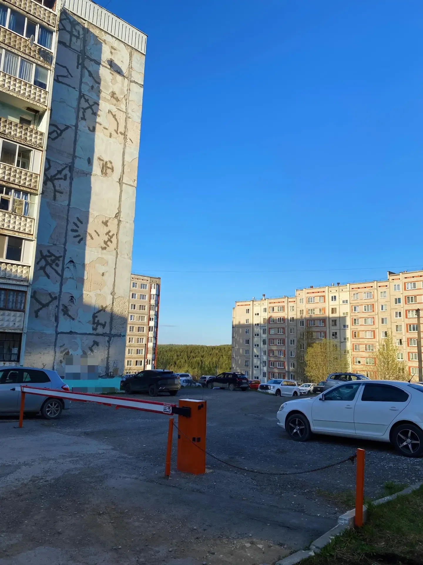 😡 В Березниках у домов рядом со школой №11 находится шлагбаум – жители обсуждают вопрос проезда спец
