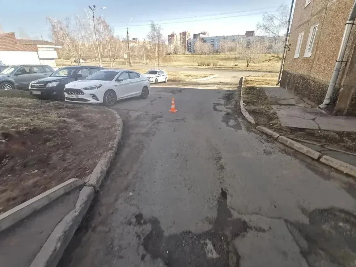 Водитель наехал на ногу ребенка и покинул место ДТП. Сегодня около 07:40 на подъездной автодороге ме