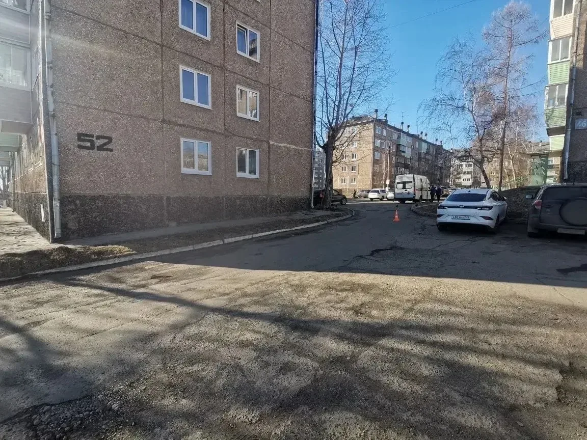 Водитель наехал на ногу ребенка и покинул место ДТП. Сегодня около 07:40 на подъездной автодороге ме