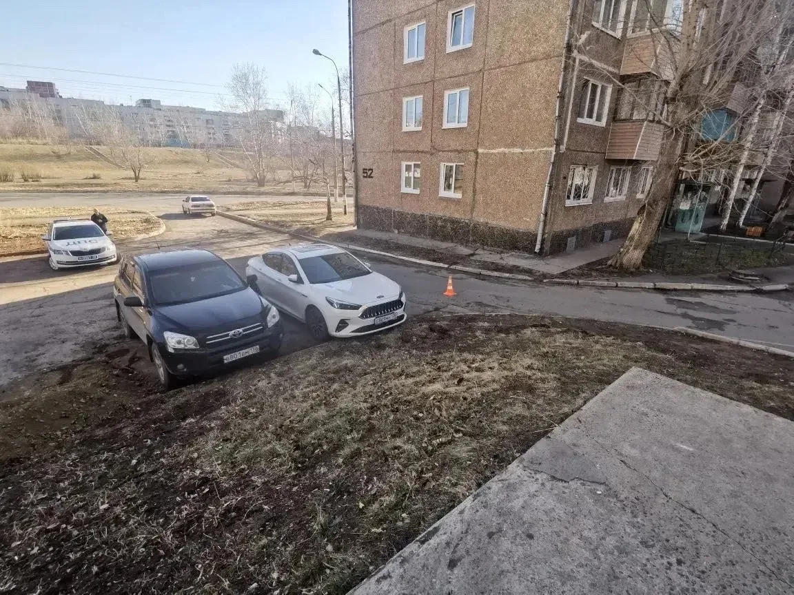 Водитель наехал на ногу ребенка и покинул место ДТП. Сегодня около 07:40 на подъездной автодороге ме