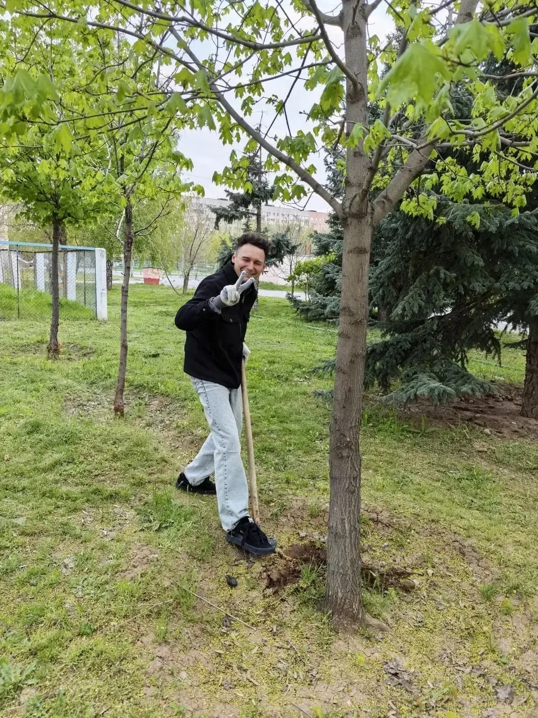 🌿 Чистый парк к 1 мая — общими силами!  В Волжском завершился месячник благоустройства. Один из посл
