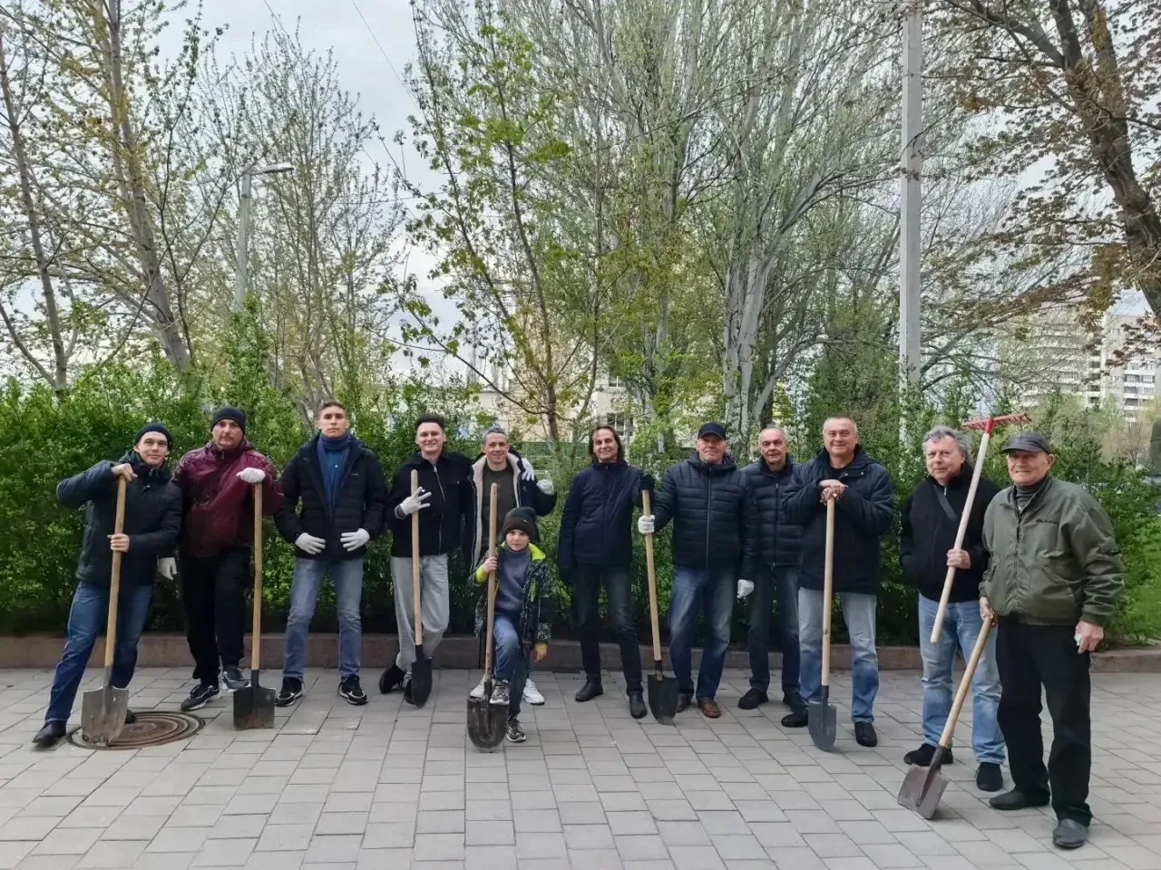 🌿 Чистый парк к 1 мая — общими силами!  В Волжском завершился месячник благоустройства. Один из посл