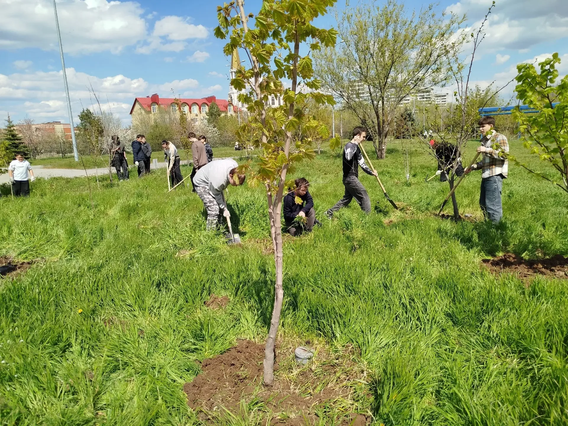 🌿 Чистый парк к 1 мая — общими силами!  В Волжском завершился месячник благоустройства. Один из посл