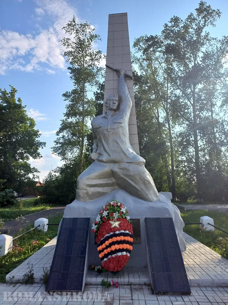 В старых укладных сёлах все друг другу родственники. Вот, стоит в уральском селе Щелкун, где я был в