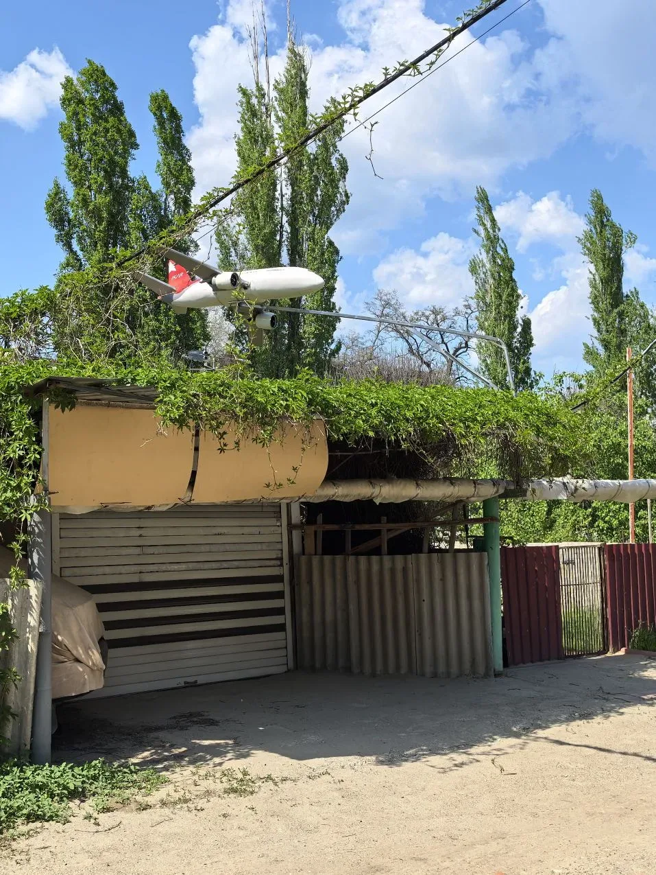 Внезапно. Модель самолёта в одном из дворов на Нижних Баррикадах.