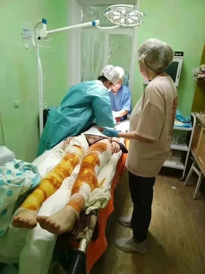⚡️Страшные кадры из больницы, где лежат пострадавшие подростки после атаки на колледж в Старобельске