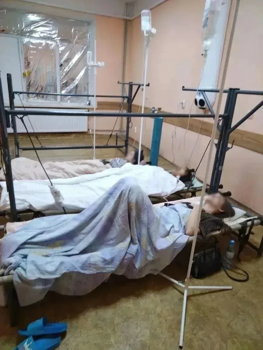 ⚡️Страшные кадры из больницы, где лежат пострадавшие подростки после атаки на колледж в Старобельске