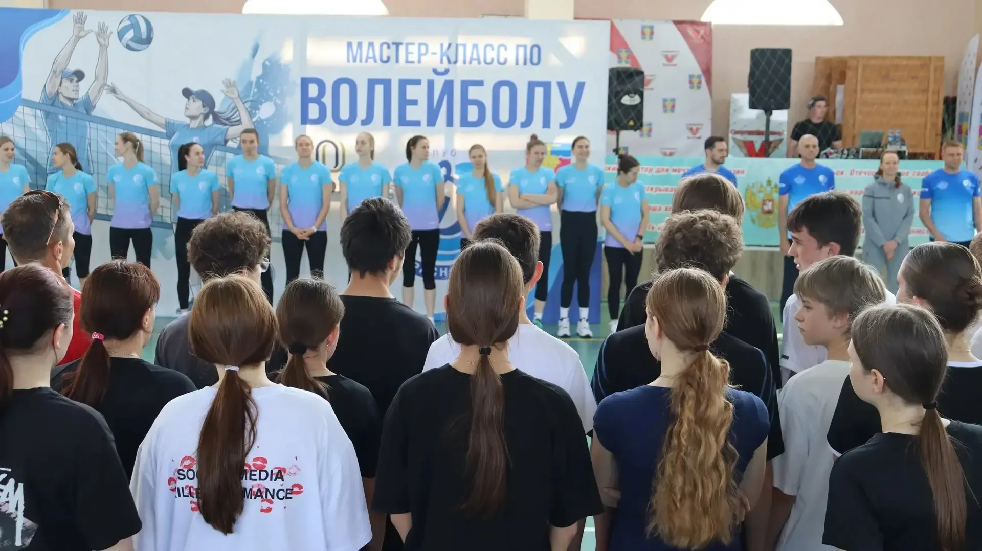 🏆 Сыграть на одной площадке с кумиром — мечта любого спортсмена, а для юных волейболистов Темрюкског