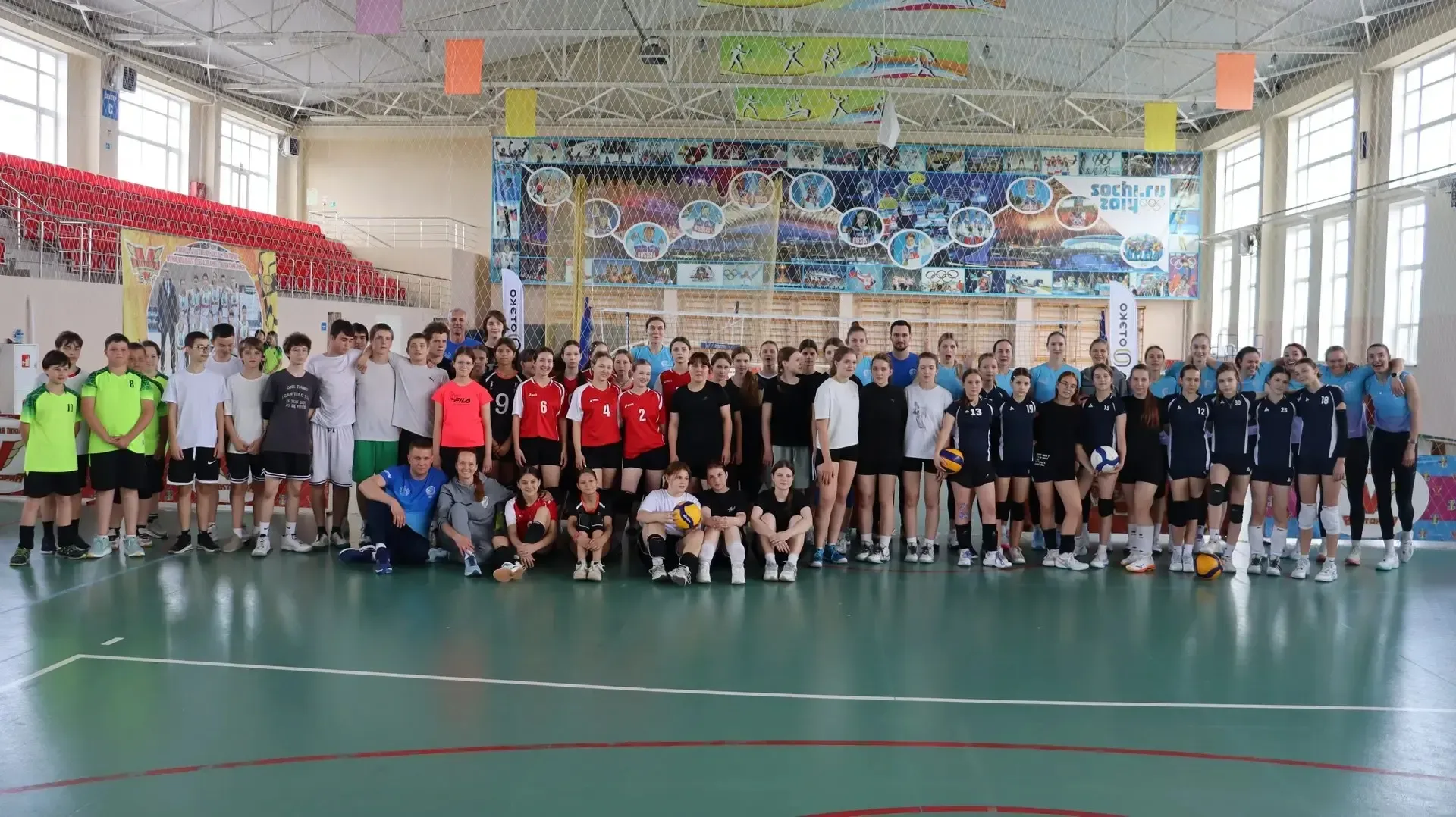 🏆 Сыграть на одной площадке с кумиром — мечта любого спортсмена, а для юных волейболистов Темрюкског