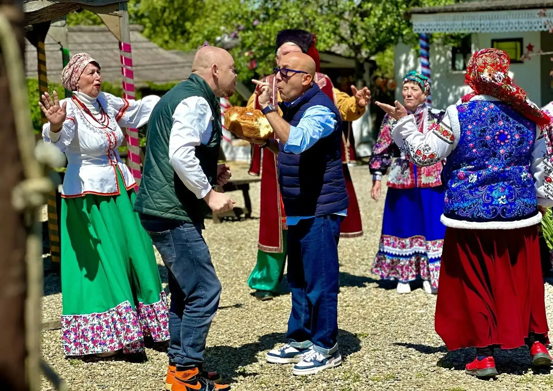 📣 В Атамани прошли съёмки передачи «Особенности национальной кухни» на канале ТВ‑3.   Михаил Стогние