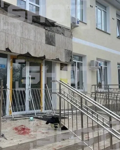 Девять 17-летних подростков, по уточненным данным, пострадали при обрушении балкона в школе Севастоп