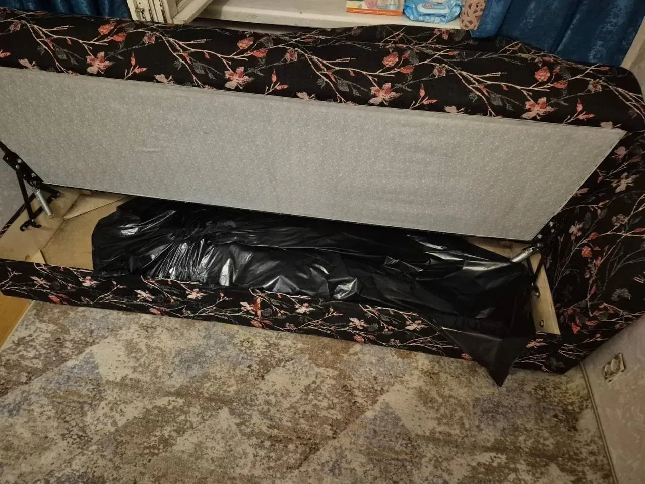 В Москве мигрант жестоко расправился со своей возлюбленной, тело спрятал в диване, а затем скрылся н