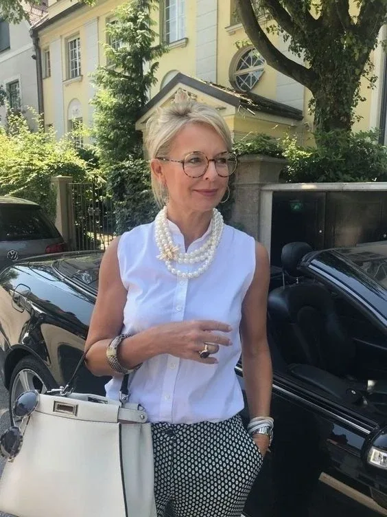 Возраст стилю не помеха ☺️👍  Выбираем лучший образ. Голосуйте, какой нравится больше:  🥰 - первый 💋 