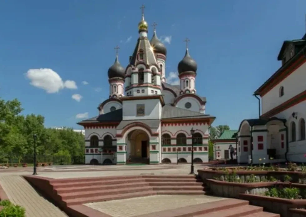 Храм Живоначальной Троицы в Старых Черемушках ищет на постоянную работу УБОРЩИЦУ.  Условия: - Полови