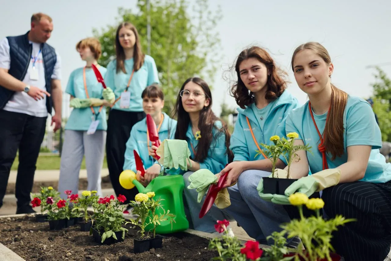 🌱 Мурал и память поколений: как прошла полезная программа добровольческого слёта «Благо твори»   Пре