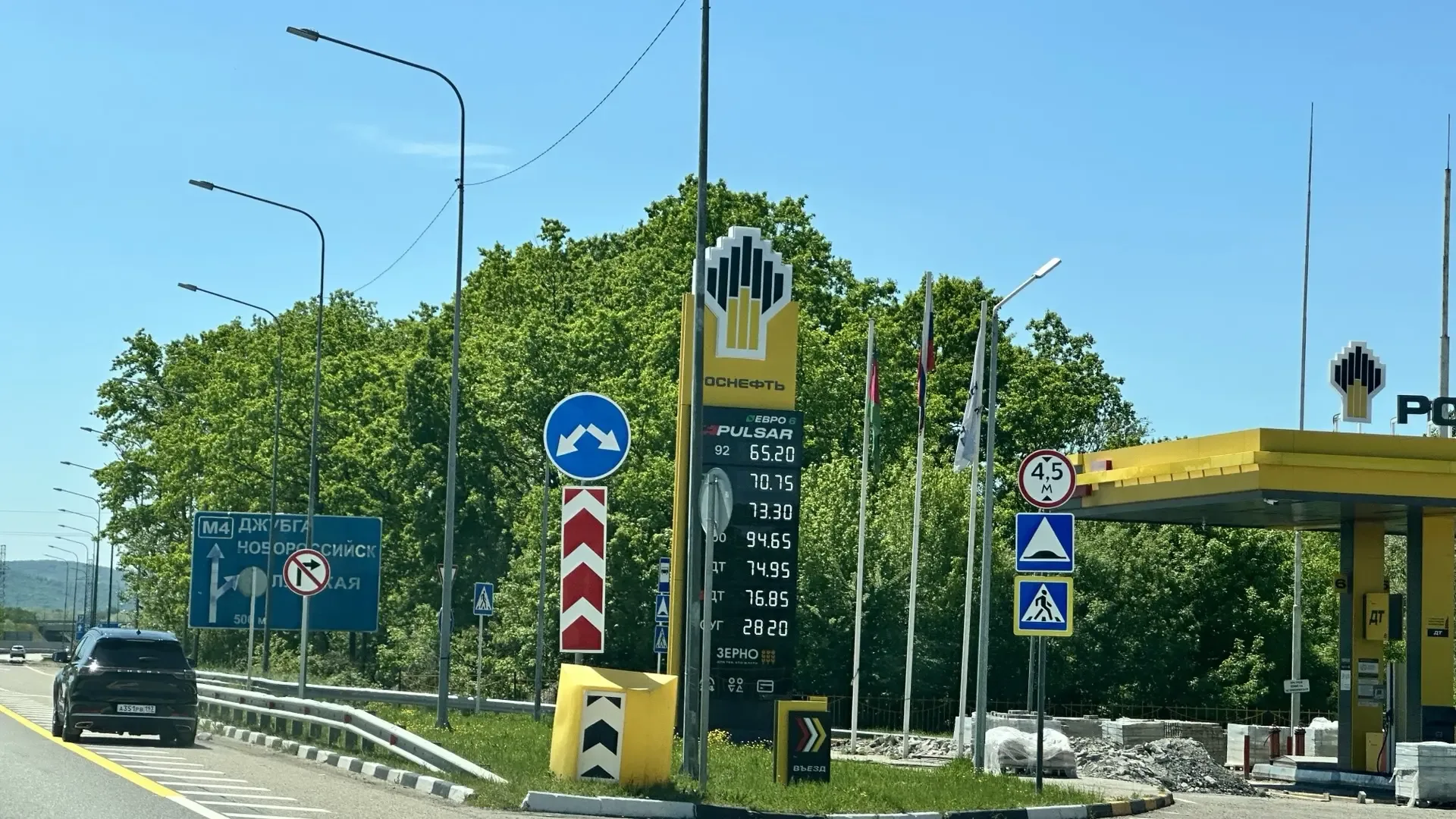 👋Привет, друзья! Несколько вопросов в Дзене было по цене топлива.   👁️Вот фото заправочных станций, 