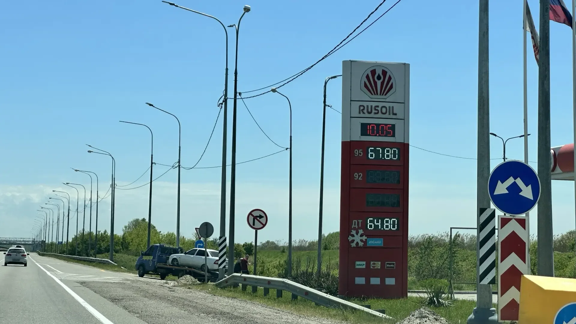 👋Привет, друзья! Несколько вопросов в Дзене было по цене топлива.   👁️Вот фото заправочных станций, 