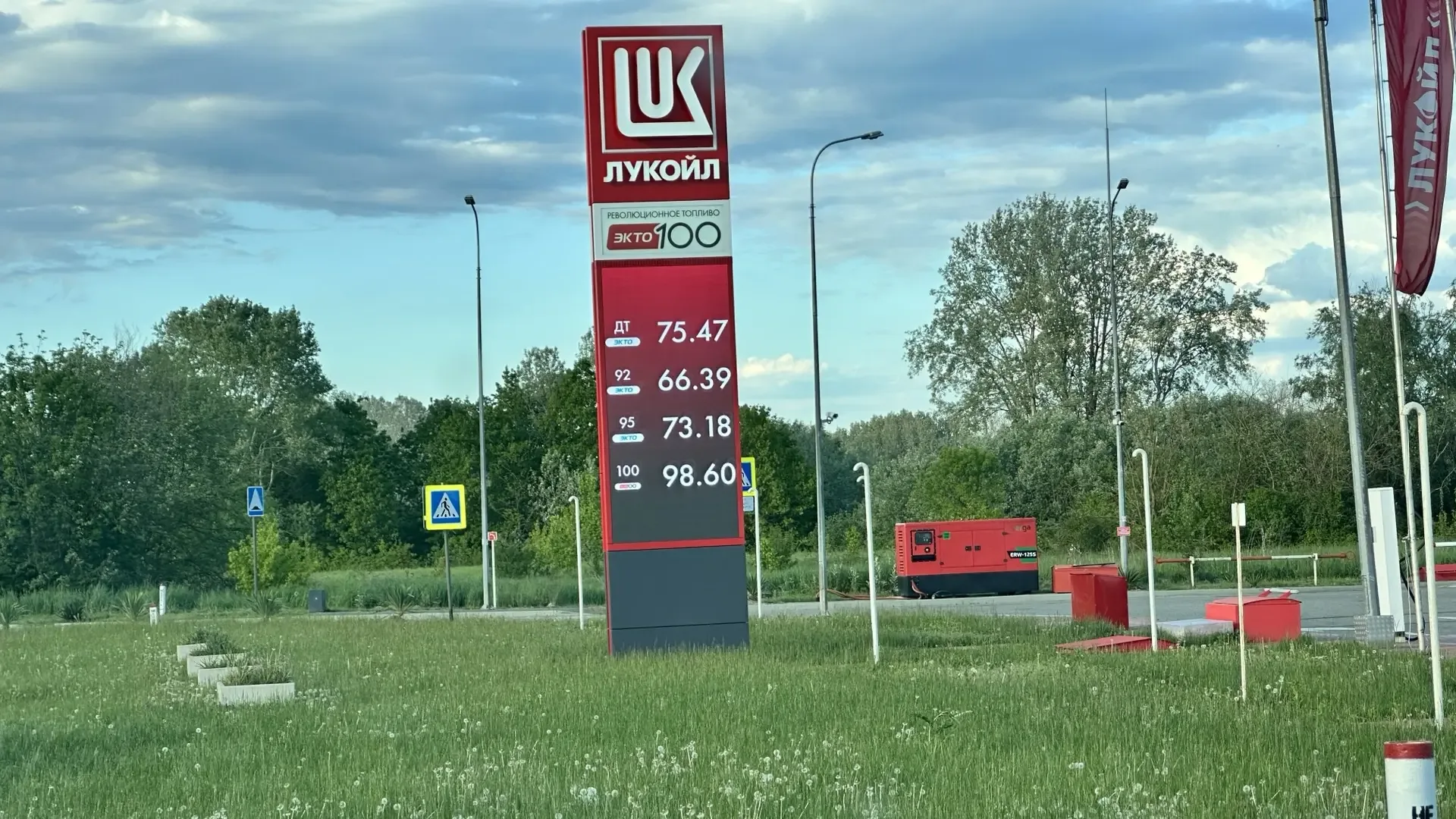 👋Привет, друзья! Несколько вопросов в Дзене было по цене топлива.   👁️Вот фото заправочных станций, 