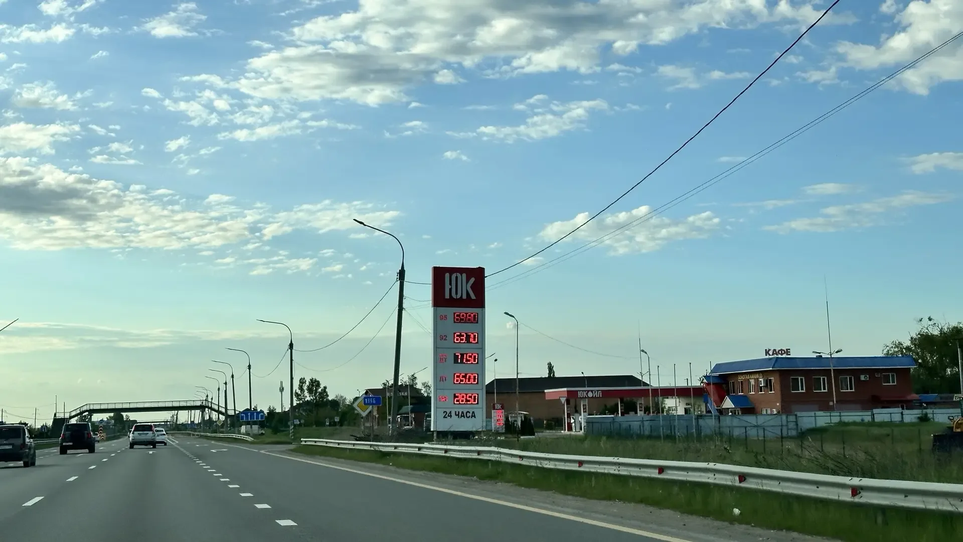 👋Привет, друзья! Несколько вопросов в Дзене было по цене топлива.   👁️Вот фото заправочных станций, 