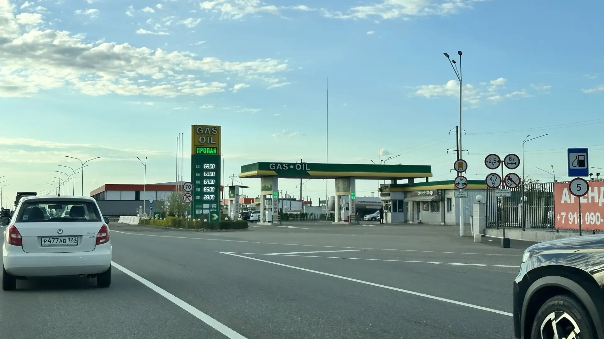👋Привет, друзья! Несколько вопросов в Дзене было по цене топлива.   👁️Вот фото заправочных станций, 