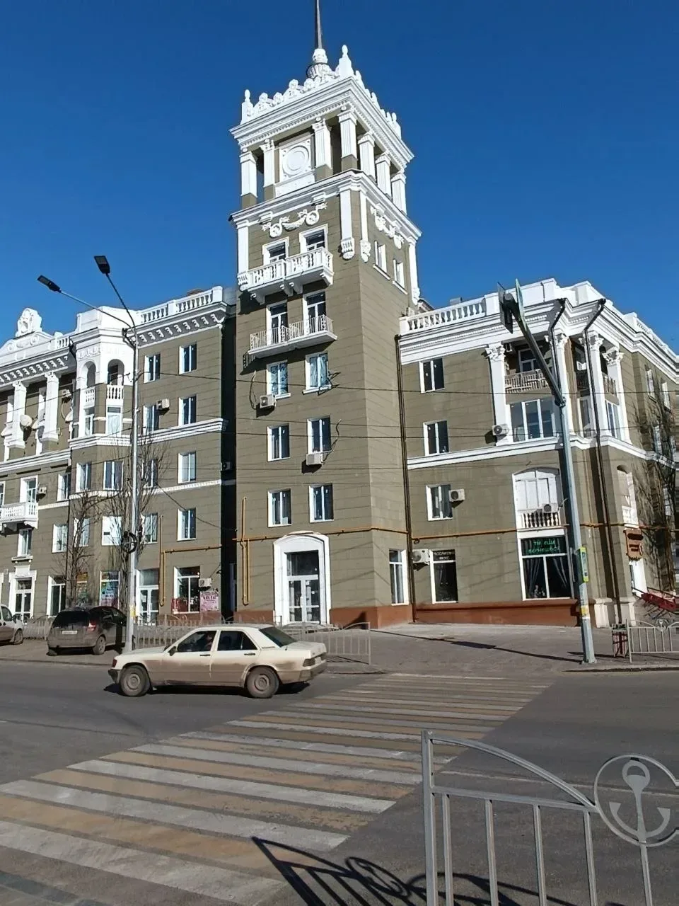 Продаётся трёхкомнатная квартира в самом центре Мариуполя, возле драмтеатра, по ул.Артема 48. Кварти