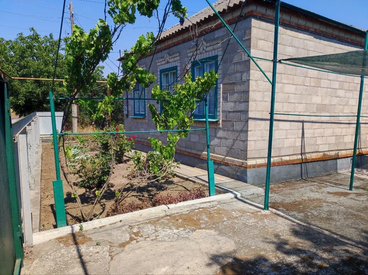 Продаётся благоустроенный дом в с.Урзуф,по улице Котовского. Общая площадь-96.3 кв.м.,жилая площадь-