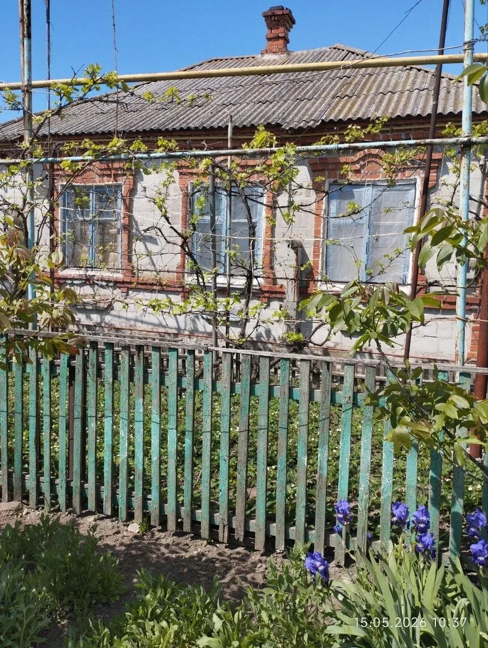 В продаже дом с пристройкой на участке 15соток. Пос.Ялта, 40 км от Мариуполя. До моря пешком 15 мину