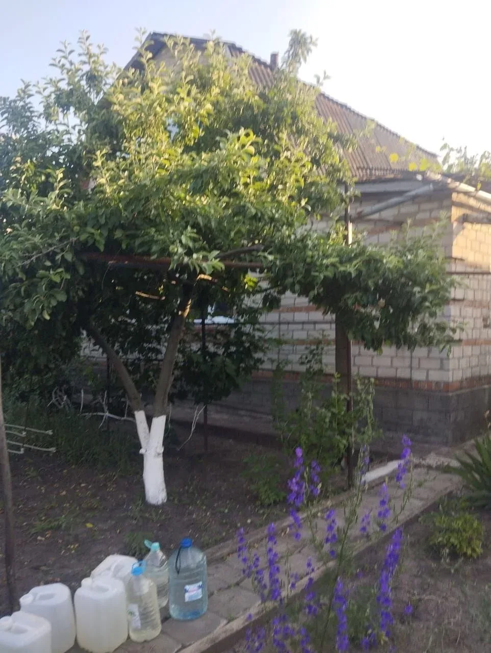 Продам прекрасный дом в самом чистом районе города Мариуполя -  Приморском. В доме 2 этажа, 4 комнат