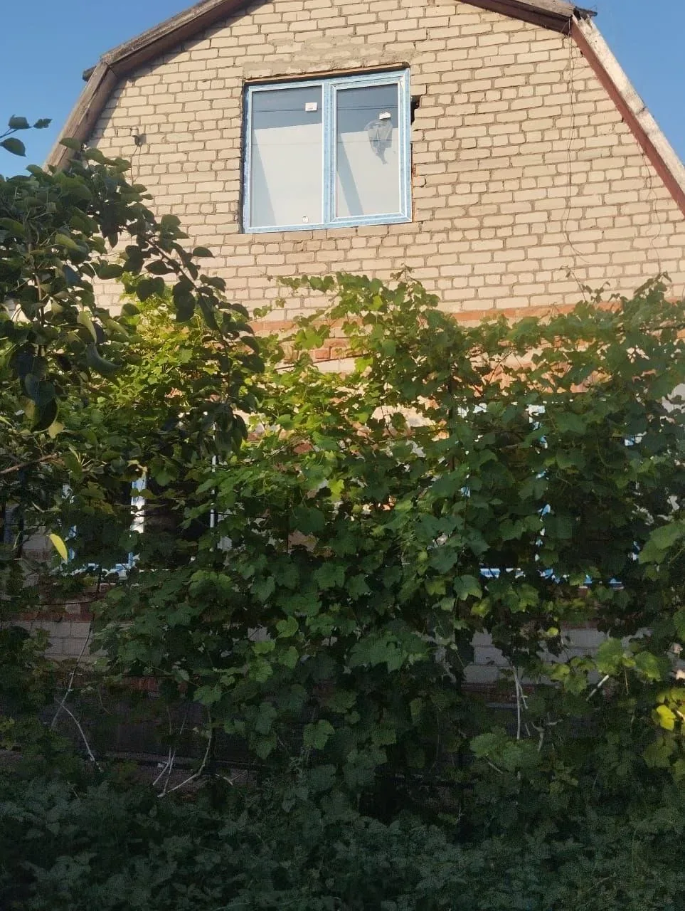 Продам прекрасный дом в самом чистом районе города Мариуполя -  Приморском. В доме 2 этажа, 4 комнат
