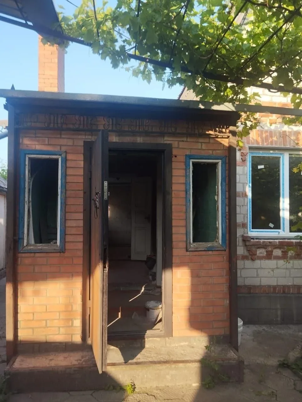 Продам прекрасный дом в самом чистом районе города Мариуполя -  Приморском. В доме 2 этажа, 4 комнат