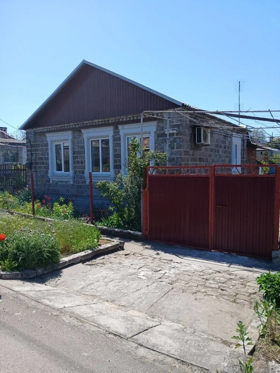 В продажу предлагается 5-ти комнатный дом Ильичевский  район , ул.Металлургическая. 85,5/36,9/9,2 , 