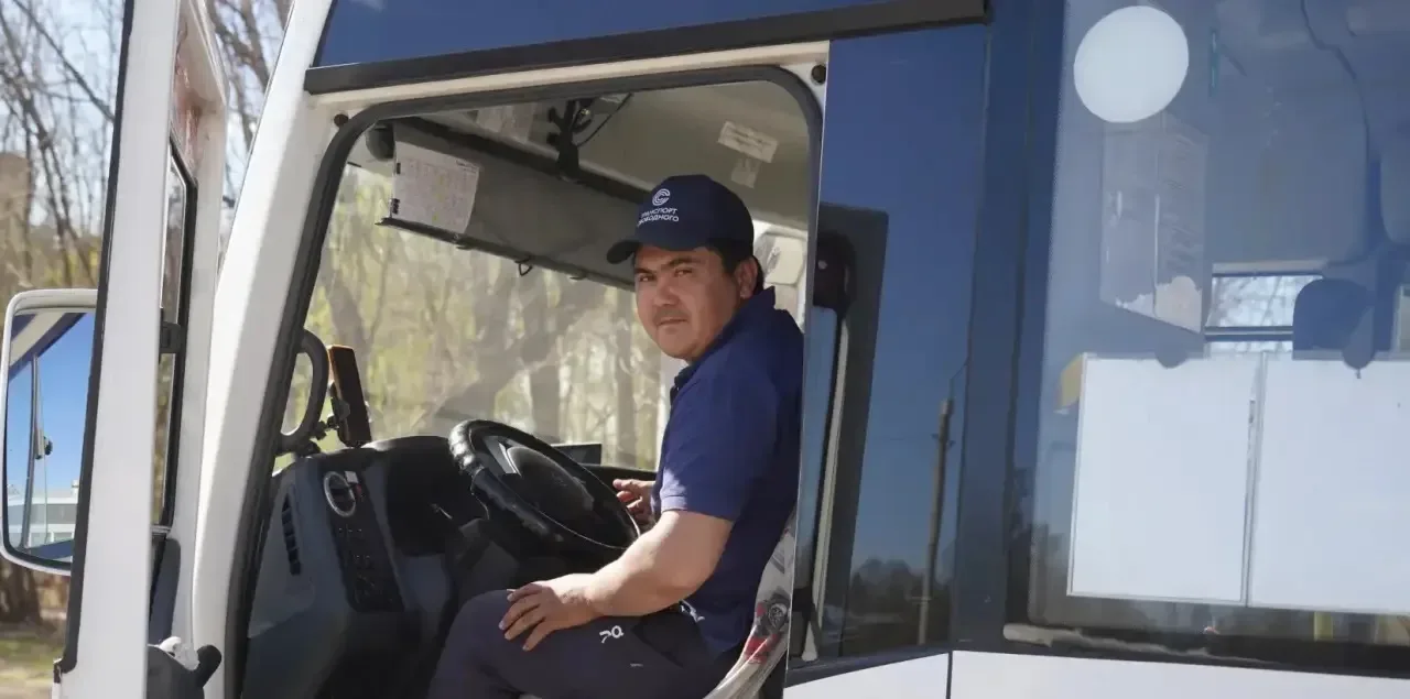 🚌 У водителей общественного транспорта в Свободном появилась фирменная форма  Современные автобусы н