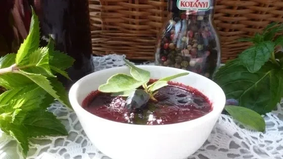 🍇 Жимолость: не только варенье, но и пикантный соус к мясу!  Удивите гостей оригинальным сочетанием 