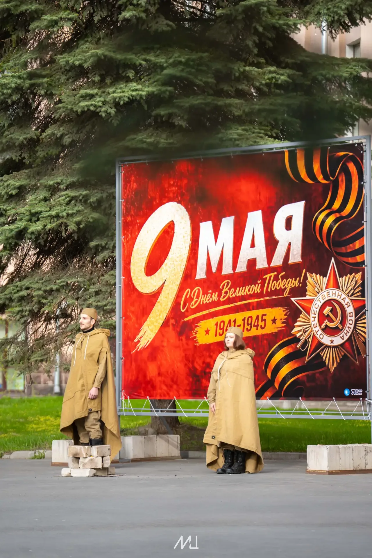 Наши студенты заступили в почетный караул  У входа в главный корпус ПетрГУ расположен почетный пост.