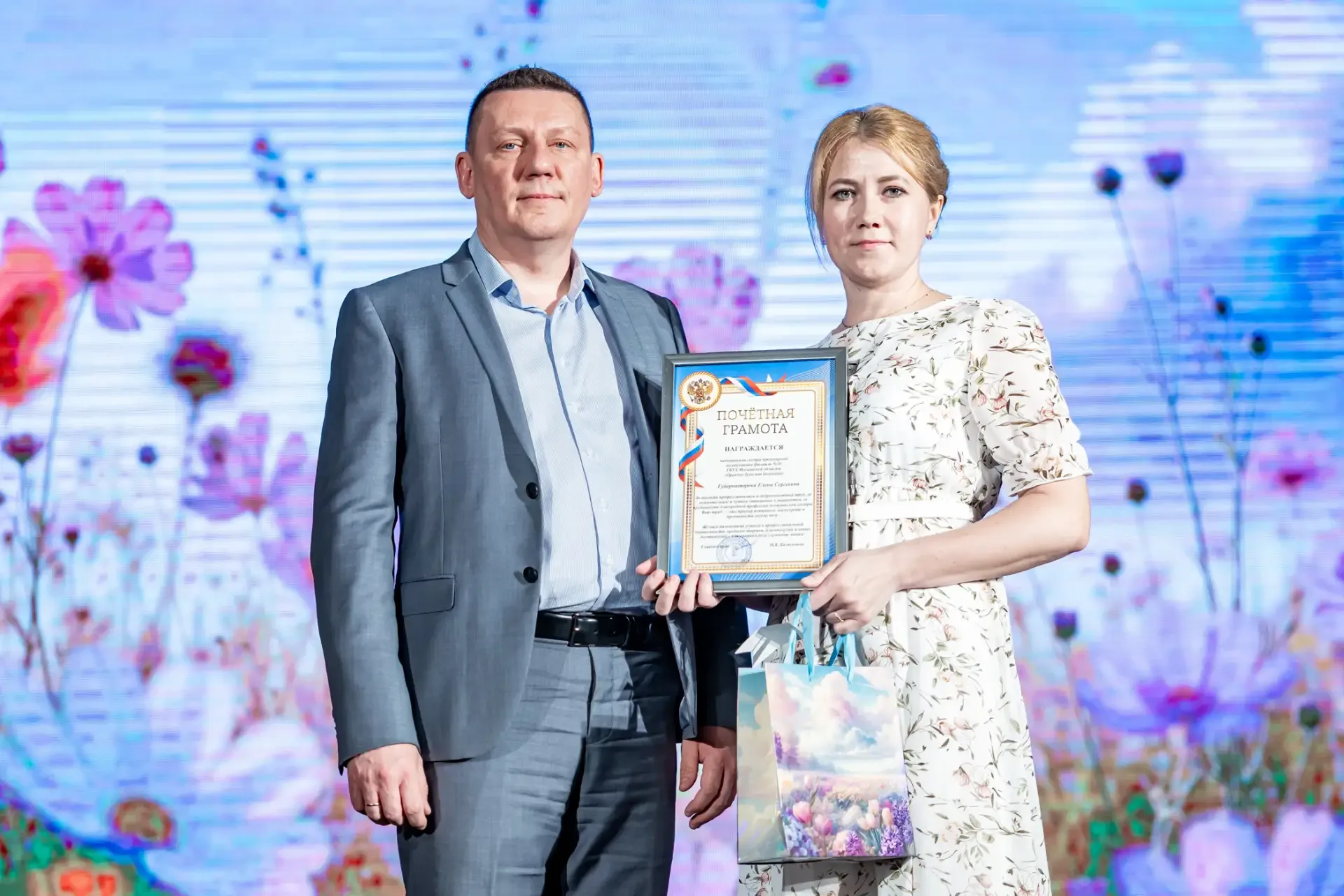 В честь тех, кто помогает людям🙏  Уход за пациентами, выполнение медицинских манипуляций, ассистиров