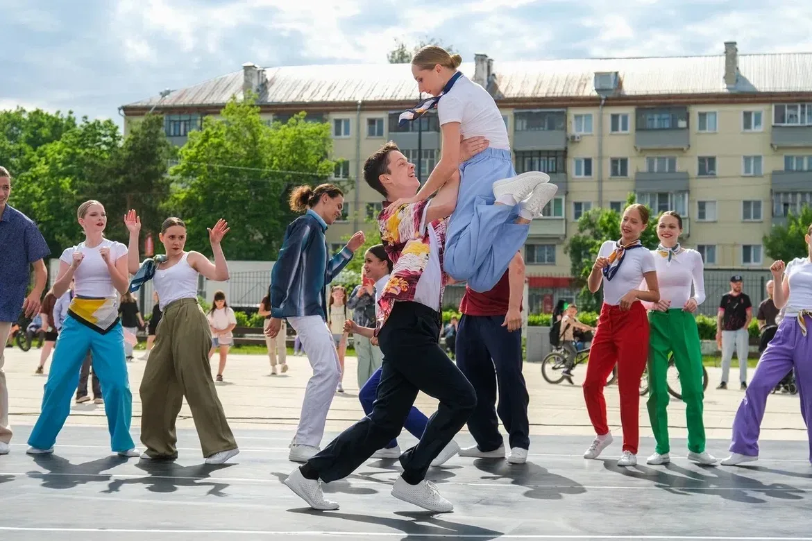 В парке «Дулевский» сегодня было по-настоящему жарко! 🔥   Ежегодный фестиваль танцев «Первомайский р
