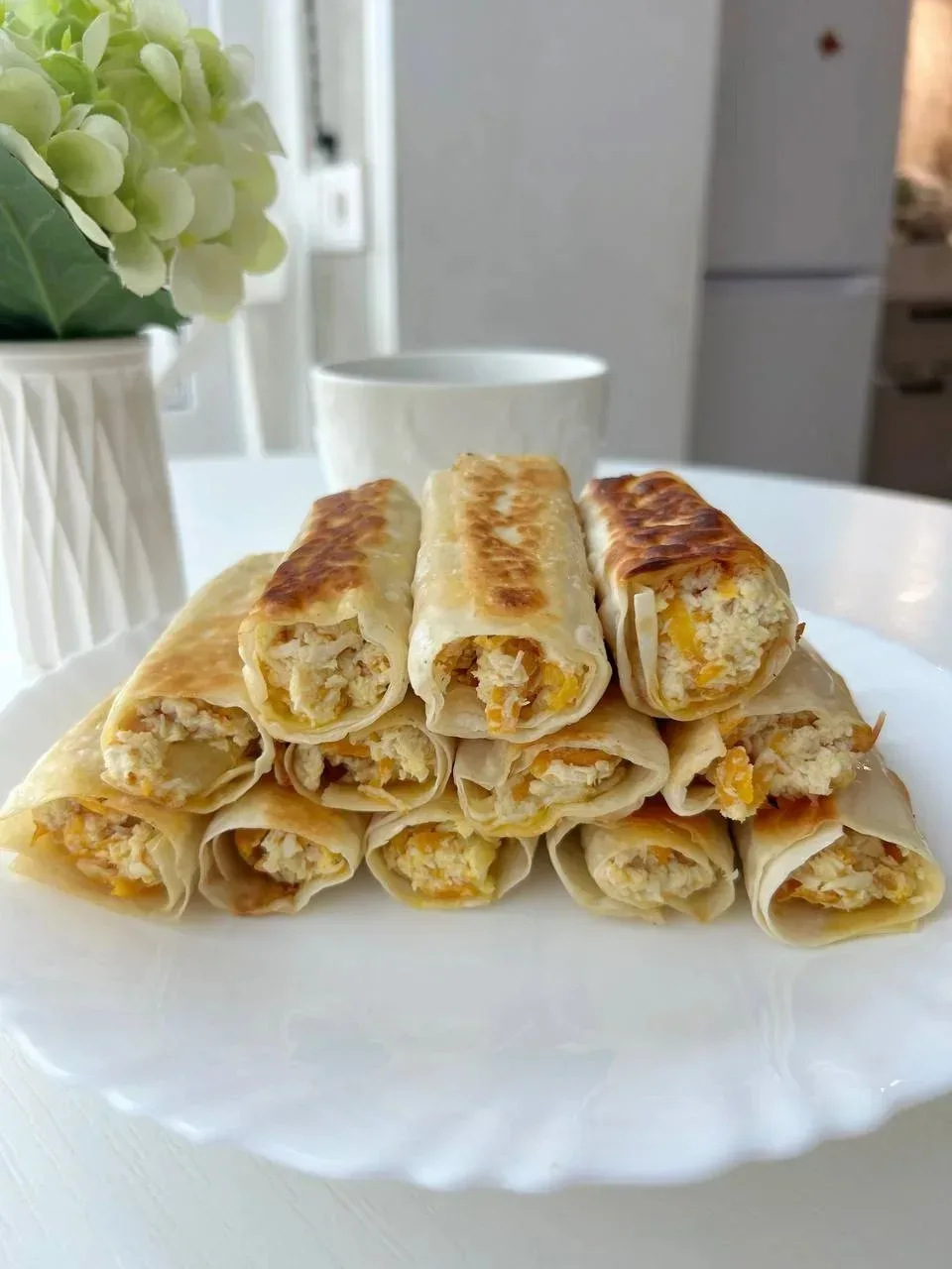 Трубочки из лаваша с курицей и овощами Обалденно вкусно😋   Куриное филе 300 гр(отварить и разобрать 