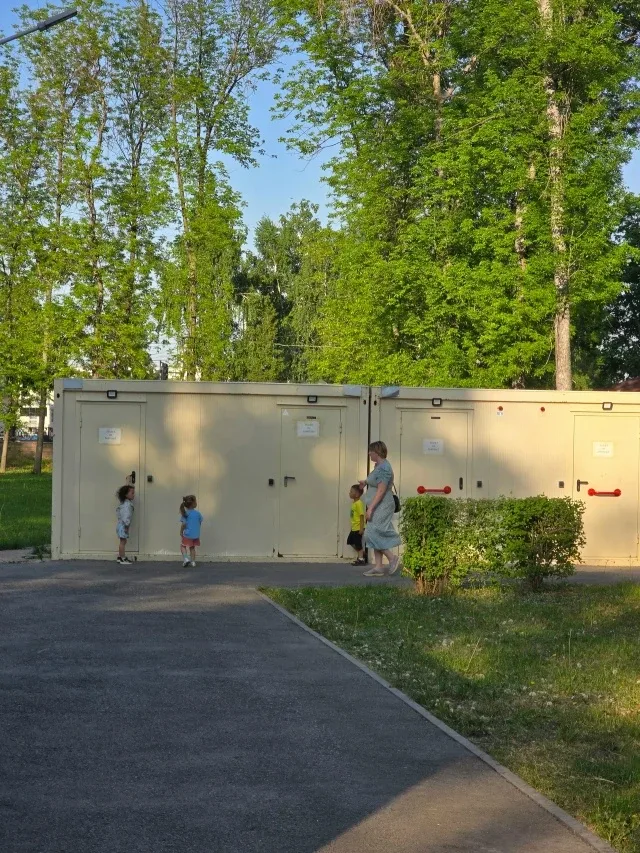 Это какой то позор. Ребенок захотел в туалет, а он закрыт. Просто написано не работает. Никаких рабо