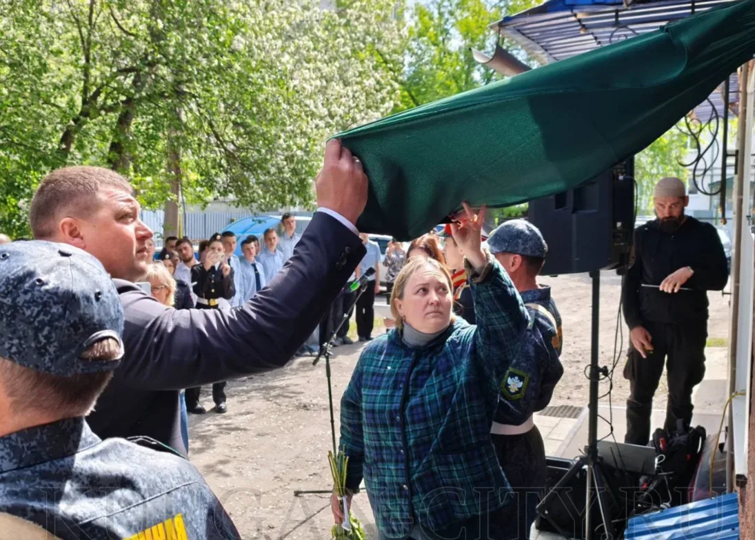 «Он не искал славы и не мечтал о подвигах». В Кургане открыли памятную доску участнику специальной в