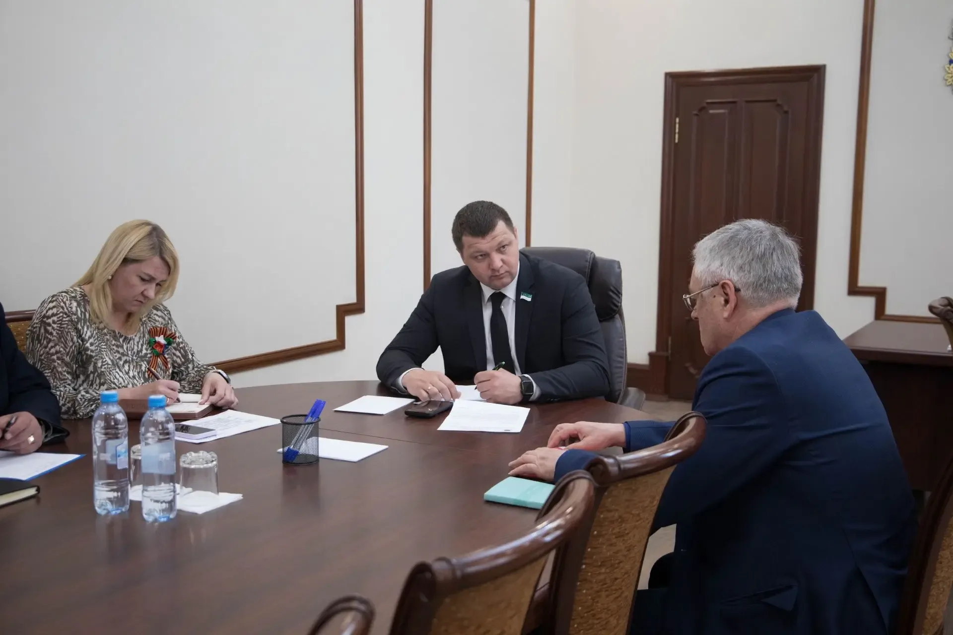 Глава города Кургана Антон Науменко в ходе личного приёма встретился с Сергеем Мишкарёвым, председат
