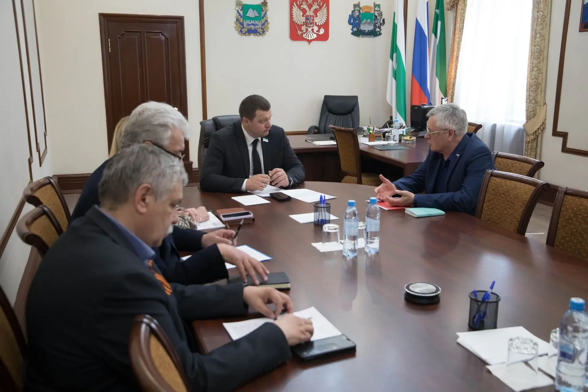 Глава города Кургана Антон Науменко в ходе личного приёма встретился с Сергеем Мишкарёвым, председат