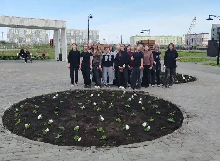 Парк 4-го микрорайона в Заозерном украсили клумбы с петуниями В Кургане продолжается благоустройство