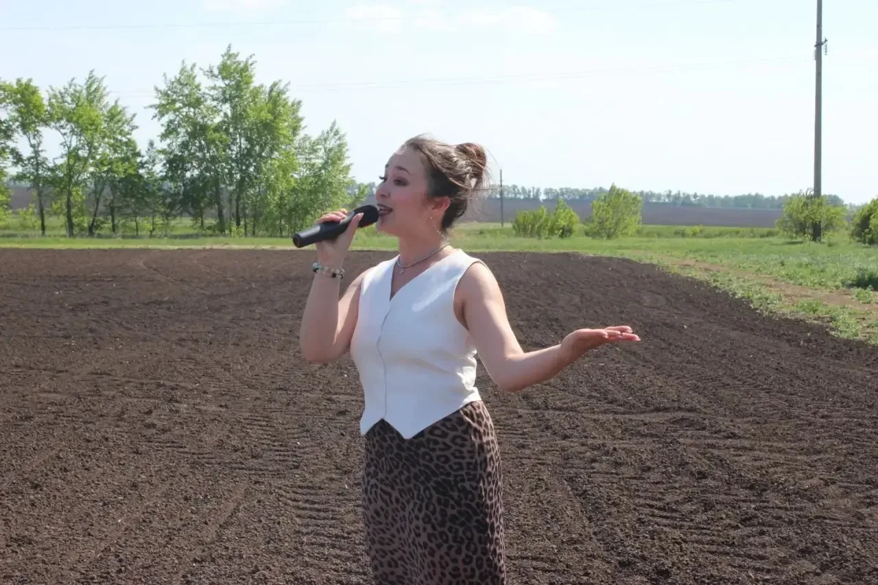 19 мая сельское хозяйство нашего района встречало гостей на выездных мини-концертах.  В программе — 