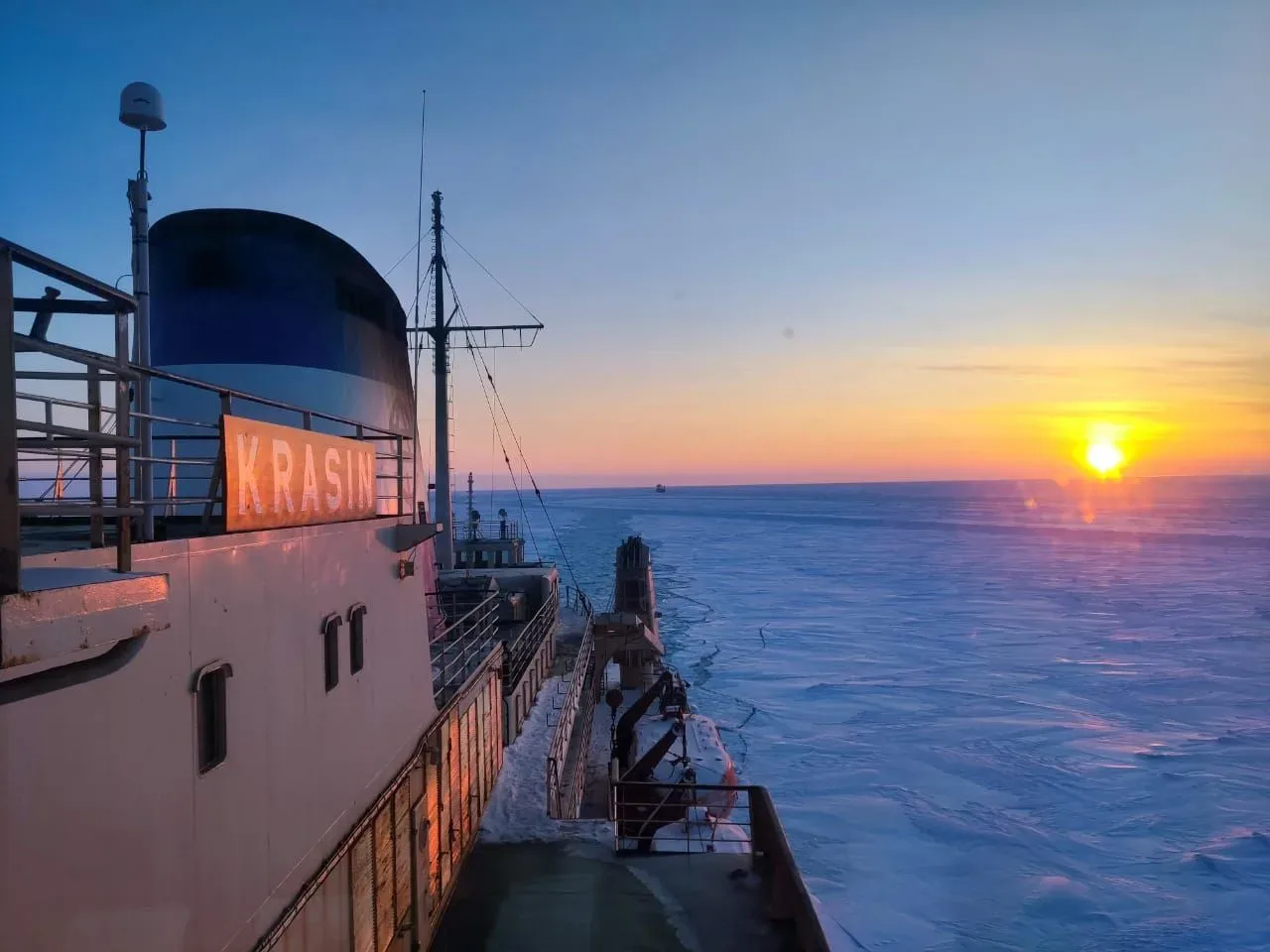 50 лет назад 28 апреля был торжественно поднят флаг на ледоколе «Красин»!   ⛴Дизель-электрический ле