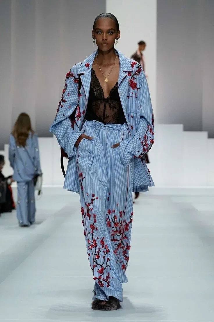 ✔️ Зачем нужна нарядная пижама? D&G на показе весна-лето 2026 наглядно продемонстрировали, что не то