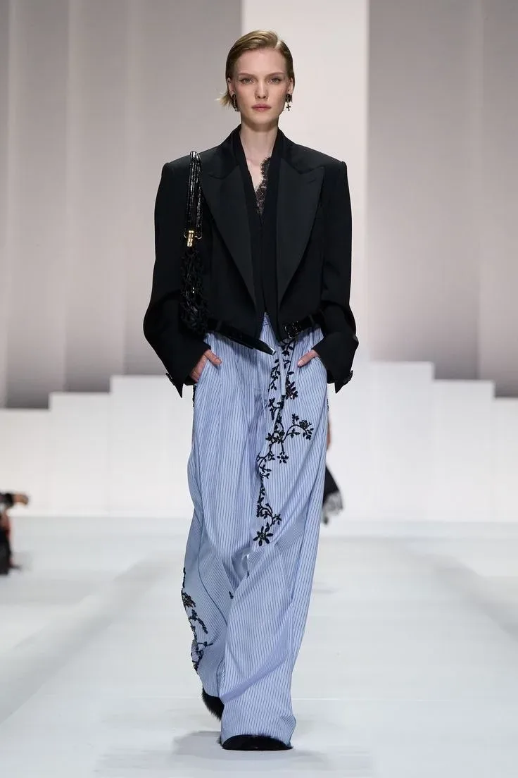 ✔️ Зачем нужна нарядная пижама? D&G на показе весна-лето 2026 наглядно продемонстрировали, что не то
