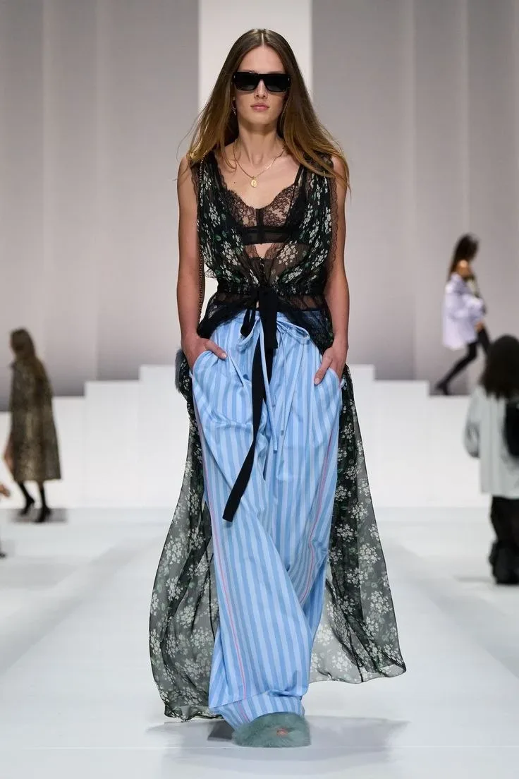 ✔️ Зачем нужна нарядная пижама? D&G на показе весна-лето 2026 наглядно продемонстрировали, что не то