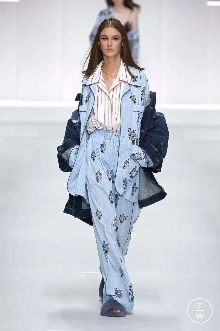✔️ Зачем нужна нарядная пижама? D&G на показе весна-лето 2026 наглядно продемонстрировали, что не то