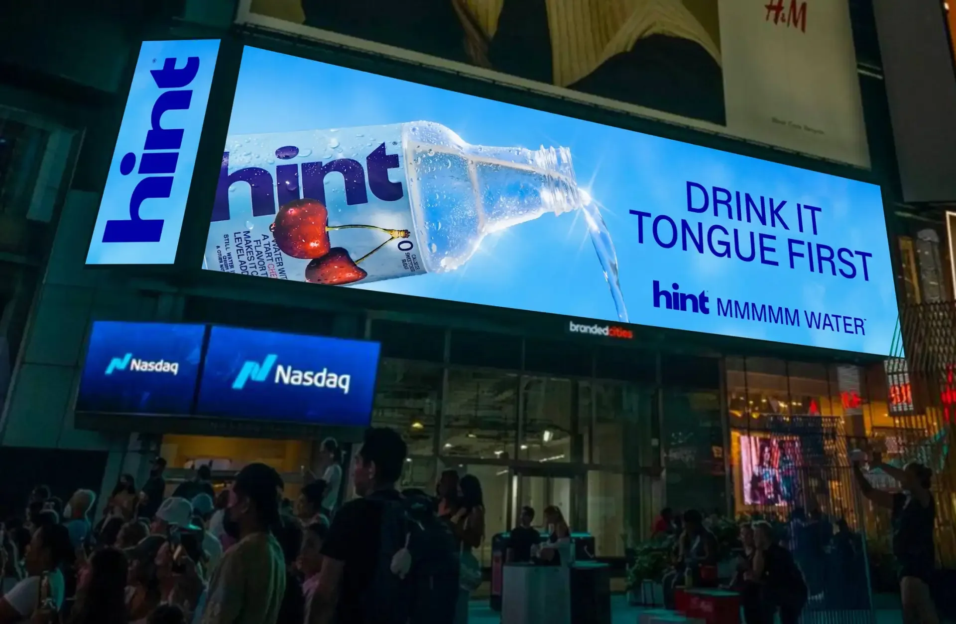 💦 Ммммм, вода  Hint Water решила полностью уйти от привычной коммуникации про пользу и ЗОЖ-рутину и 