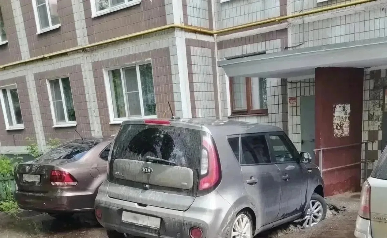 В ДАШКОВО-ПЕСОЧНЕ АВТОМОБИЛЬ «ПРИПАРКОВАЛСЯ» ПОД АСФАЛЬТ    12 мая в микрорайоне Дашково‑Песочня про